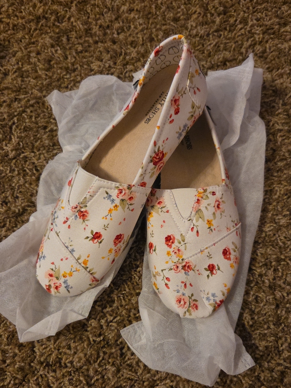 Women’s Floral Slip-On Flats in Ivory with Rose Print